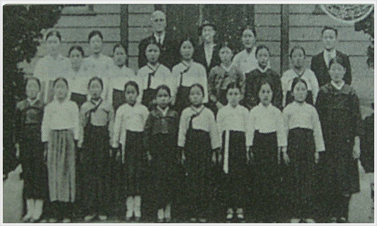 6-9__Masan_Evening_School_for_poor_girls,_1932.jpg