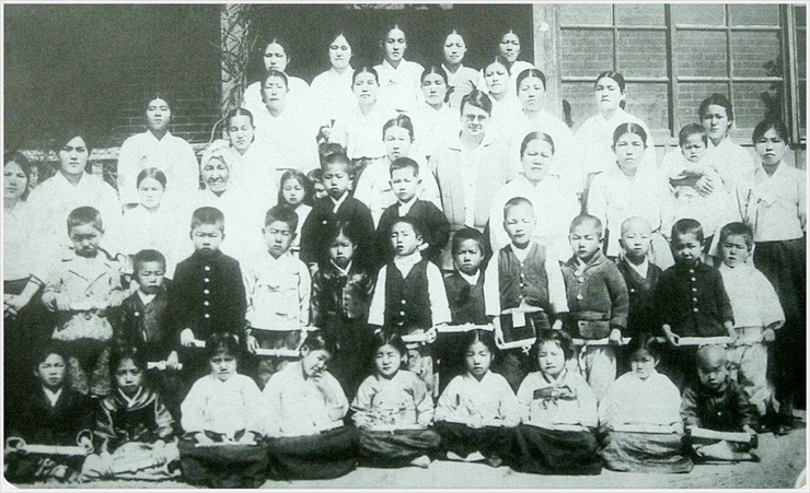 4-5__Euisin_Kindergarten,_the_4th_Graduation,_1928.jpg